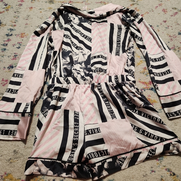 💘 Victoria's Secret Logo Mixed Print Sleep Romper - Picture 2 of 3